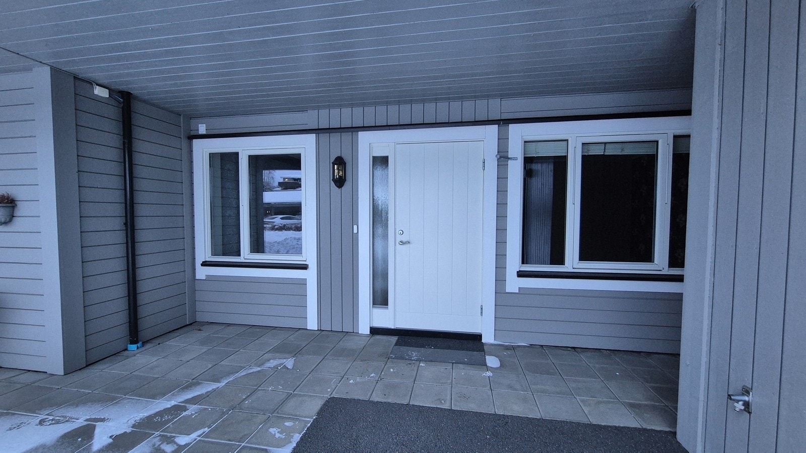 Godt skjermet inngangsparti der man kan ha et lite bord og stoler. Galleribilde