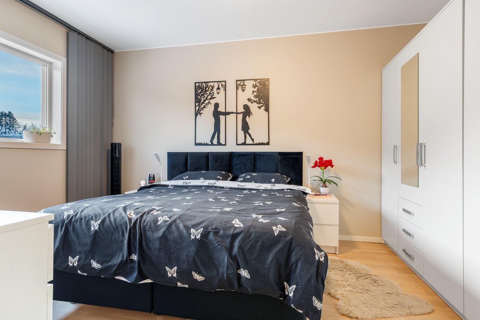 Hovedsoverommet er av god størrelse med plass til dobbeltseng, nattbord og garderobeskap Galleribilde