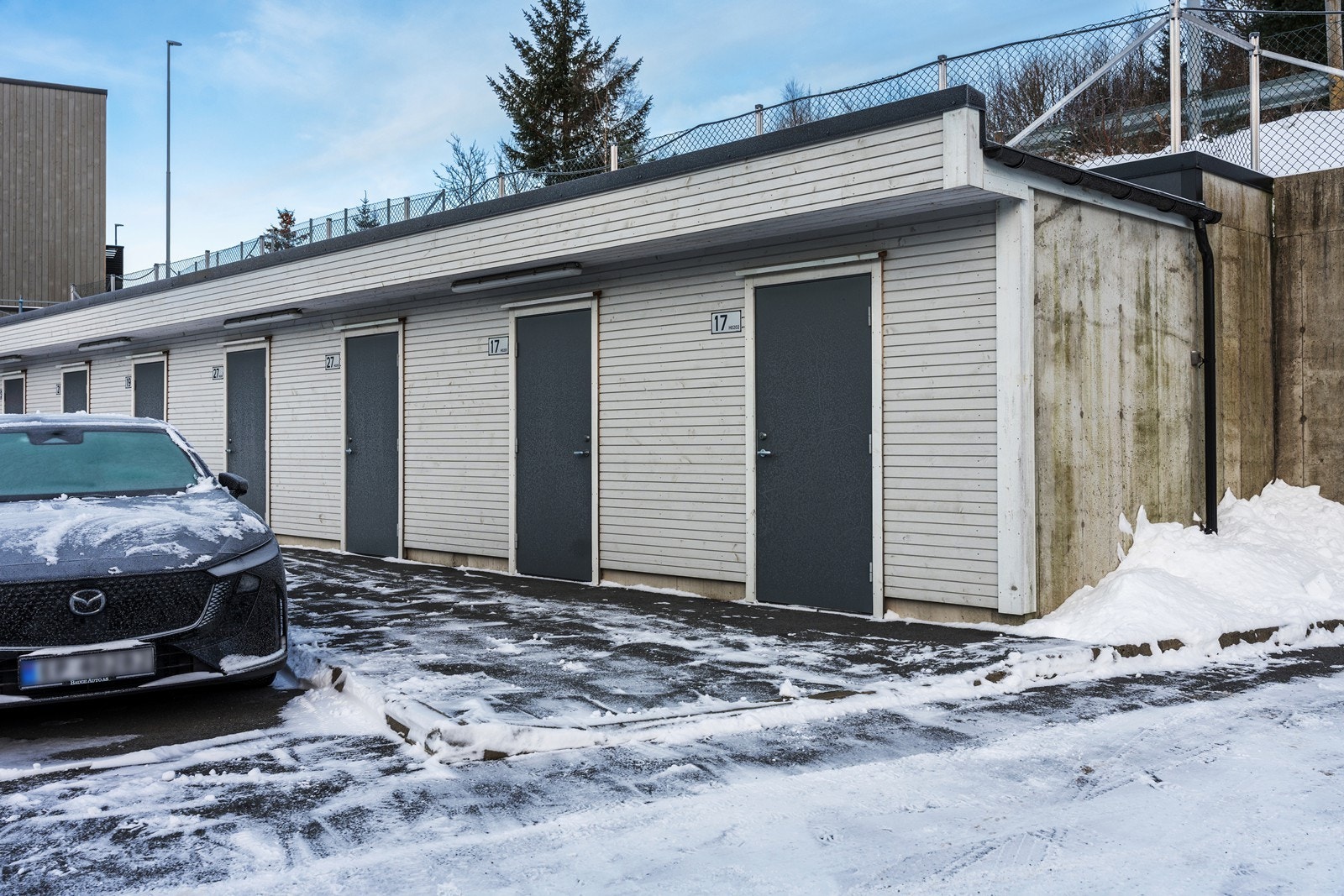 Utvendig sportsbod v/ felles parkeringsplass Galleribilde