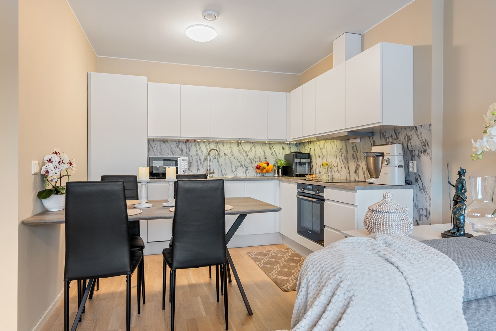 Kjøkkenet har innredning med glatte fronter og laminat benkeplate. Det er godt med både skap- og benkeplass. Galleribilde