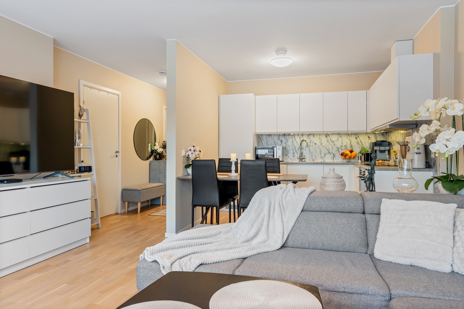 Åpen kjøkkenløsning mot stuen gir en sosial og funksjonell planløsning Galleribilde