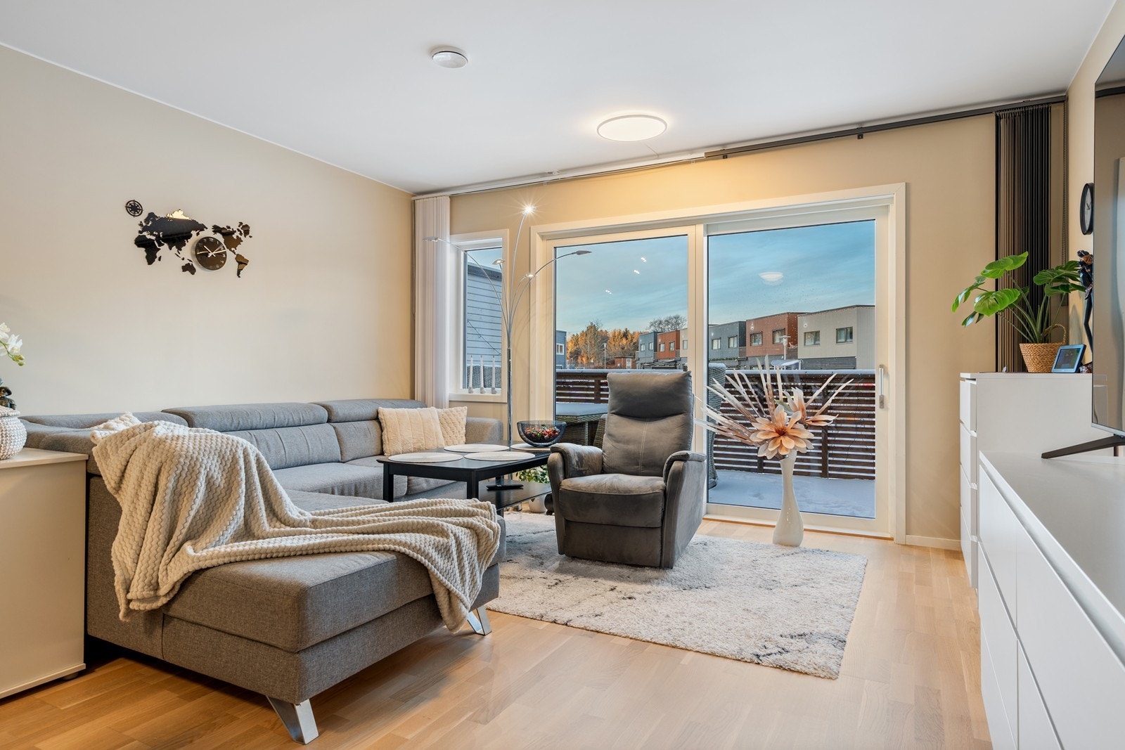 Stuen er av god størrelse med plass til stor sofagruppe og ønsket møblement Galleribilde