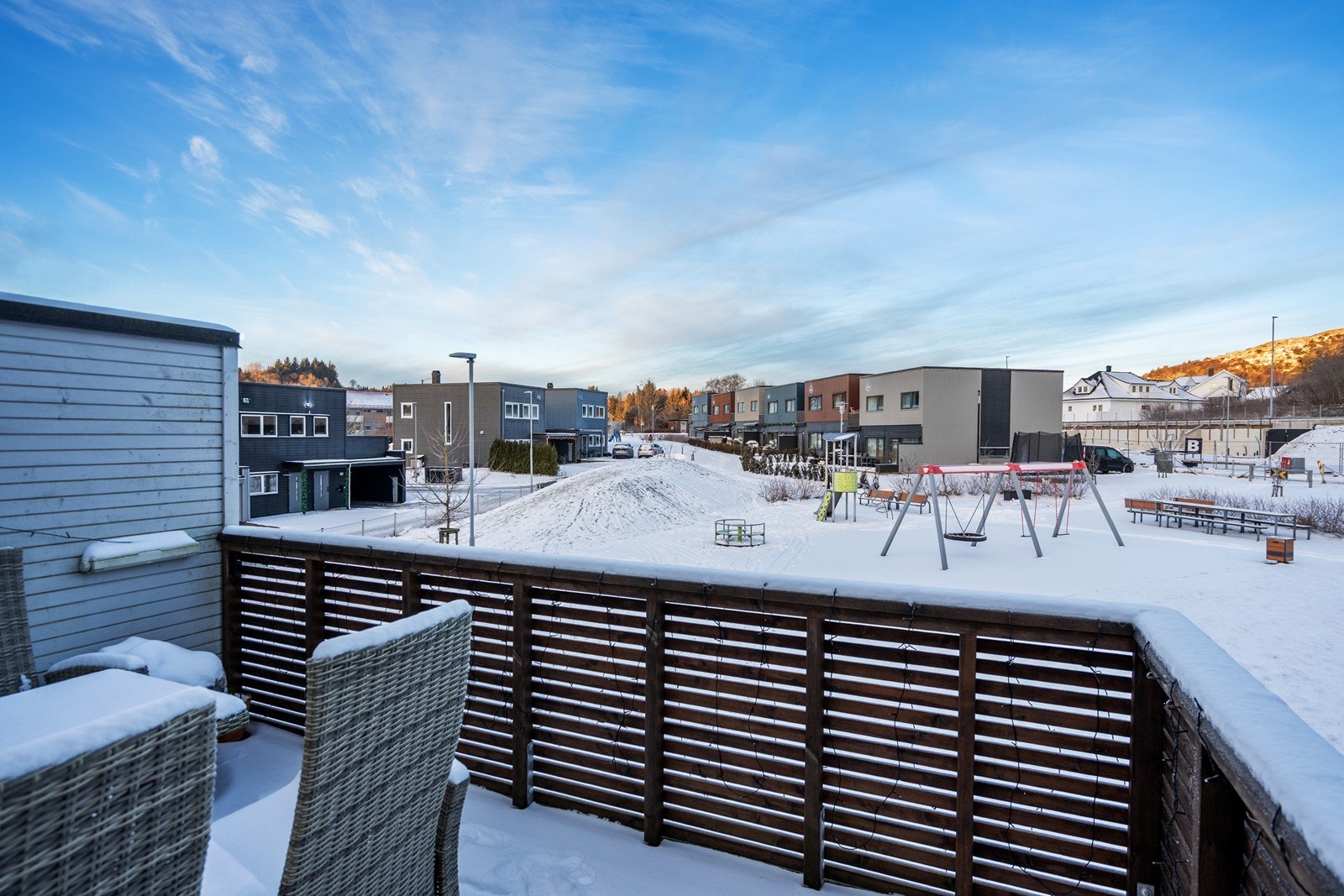 Fra stuen er det utgang til en solrik balkong på ca. 8 kvm. Galleribilde