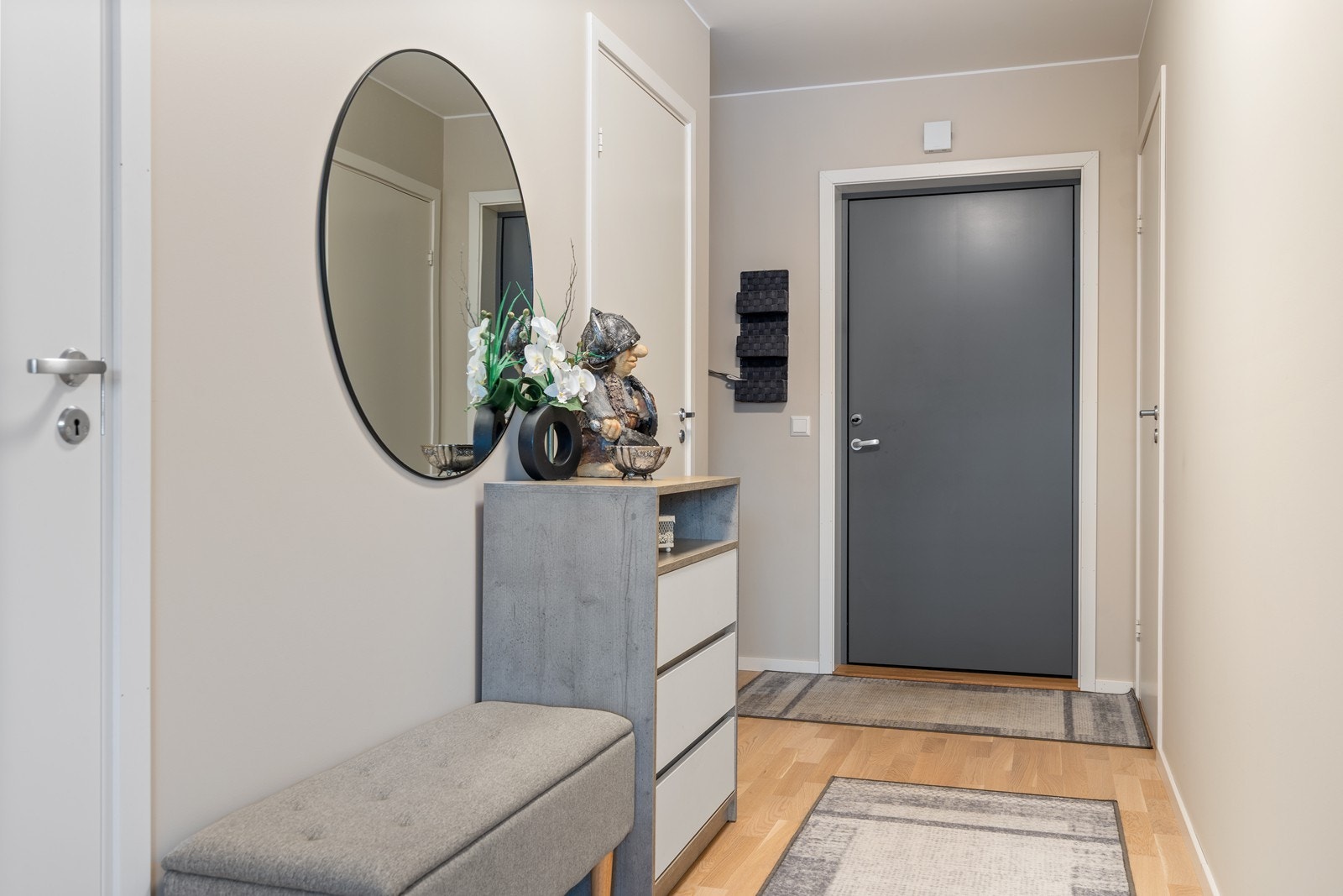 Lys og romslig entré med god plass til oppbevaring av yttertøy og sko Galleribilde