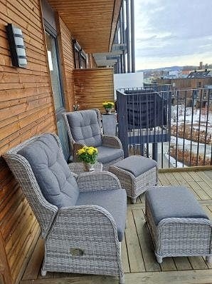 Det er plass til to sittegrupper på balkongen. Galleribilde