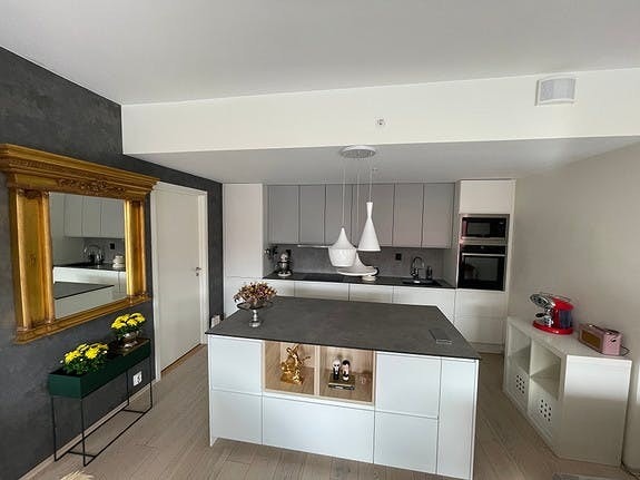 Fint kjøkken med integrerte hvitevarer. Galleribilde