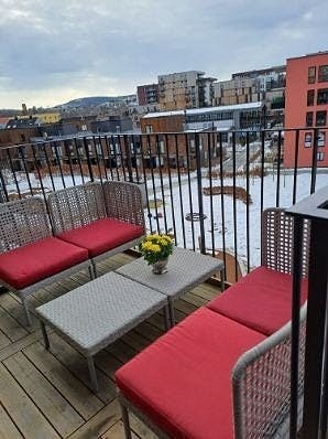 Stor balkong vendt mot sør, med gode solforhold. Galleribilde