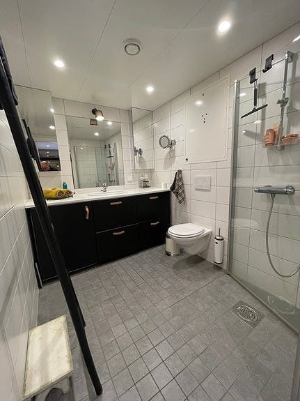 Flislagt bad med gulvvarme og vaskemaskin. Galleribilde