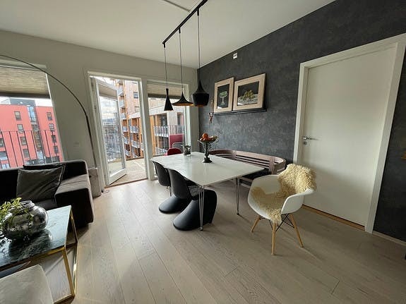 Romslig og moderne 3-roms som kommer fullt møblert. Galleribilde