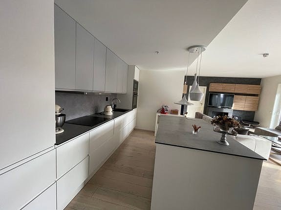 Det medfølger egen parkeringsplass i felles parkeringskjeller. Galleribilde