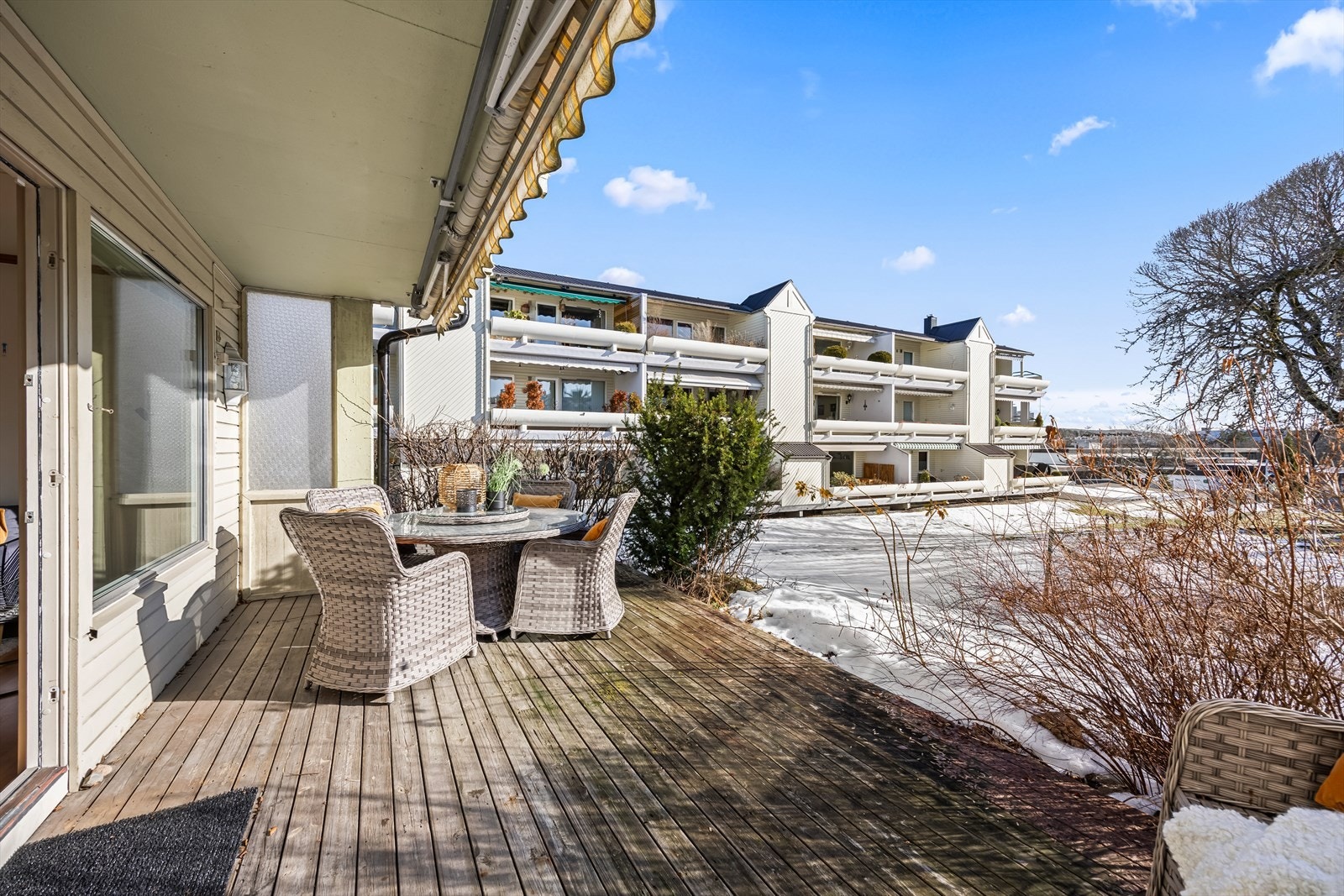 Den idylliske uteplassen er prikken over i´en for denne leiligheten, her kan du vente deg gode solforhold hele dagen. Galleribilde