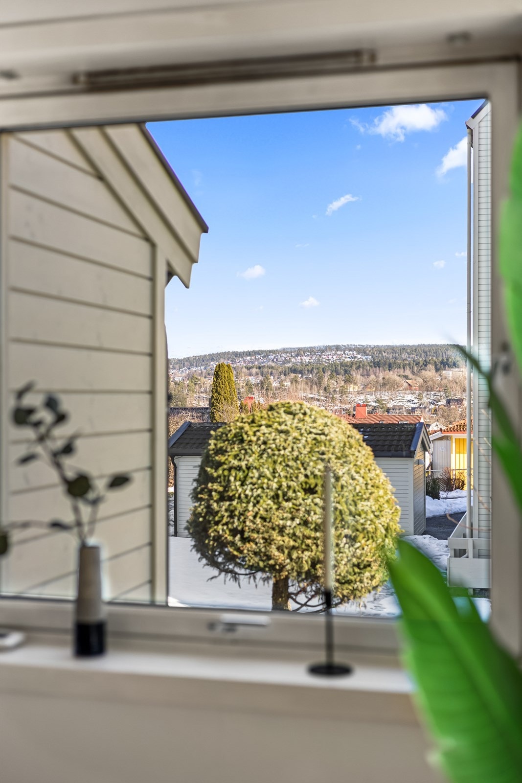 Gavlvindu i stuen sørger for lysinnslipp fra både øst og syd. Galleribilde