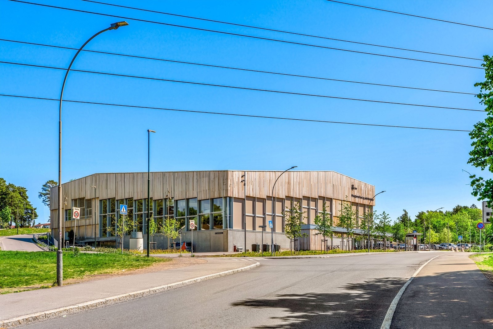 Manglerud bad og aktivitetshus samt utendørs skatepark åpnet høsten-22. Badet har tre bassenger, vannsklie, stup på 1,3 og 5 meter, boblebad, badstue og cafe. Galleribilde