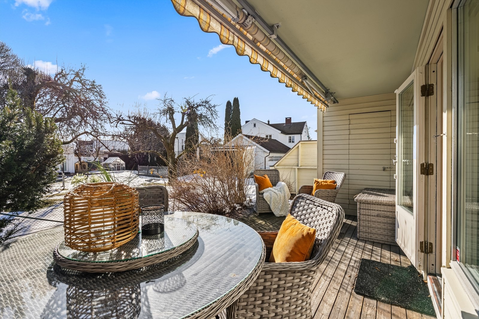 Her er det gode muligheter for utemøbler og grill. Praktisk markise og utelys. Galleribilde