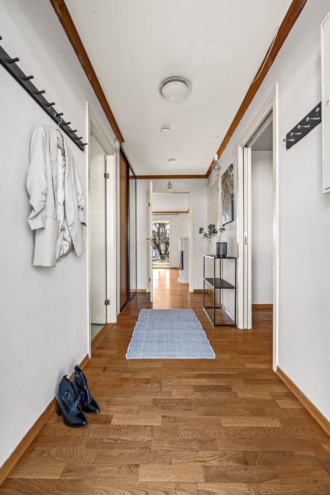 Romslig entré, her er det plass til oppbevaring av yttertøy og sko i skyvedørsgarderobe. Galleribilde