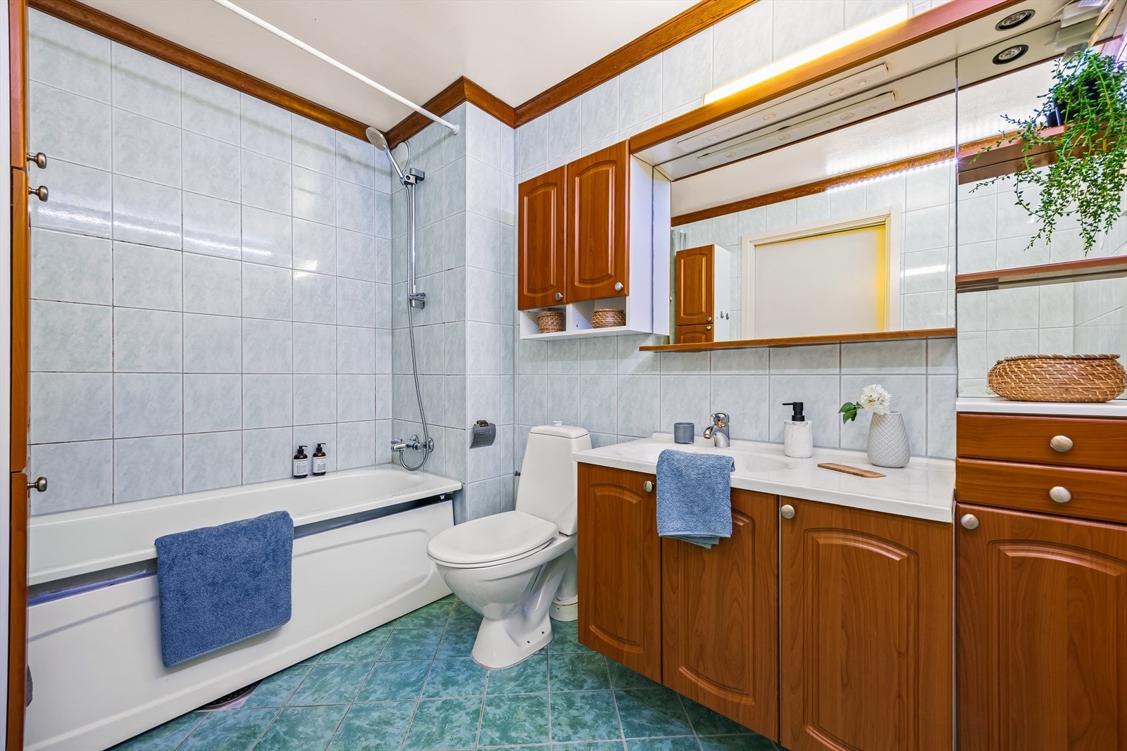 Eldre baderom med behagelig gulvvarme. Opplegg og plass til vaskemaskin samt tørketrommel. Galleribilde