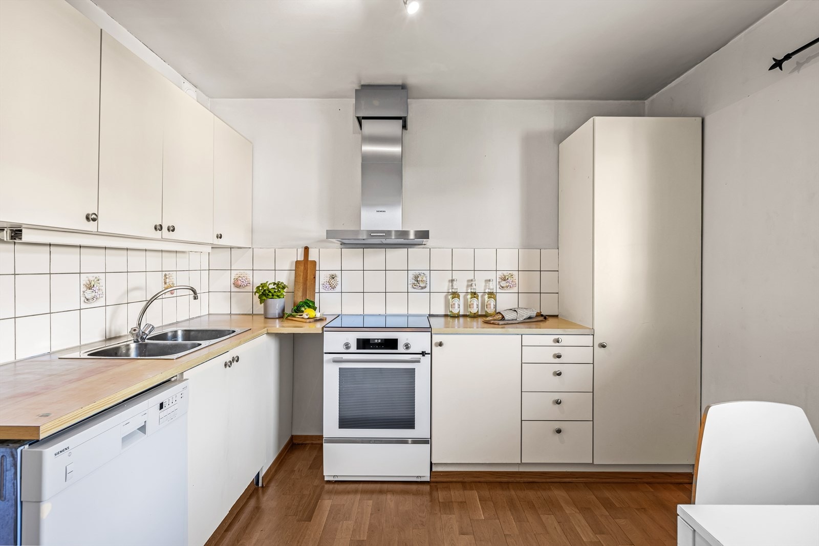 Adskilt kjøkken med plass til frokostbord, her kommer morgensolen inn. Galleribilde