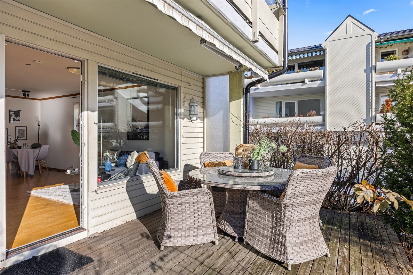 Fra stuen er det utgang til en romslig, sydvendt terrasse på ca. 18 m². Galleribilde