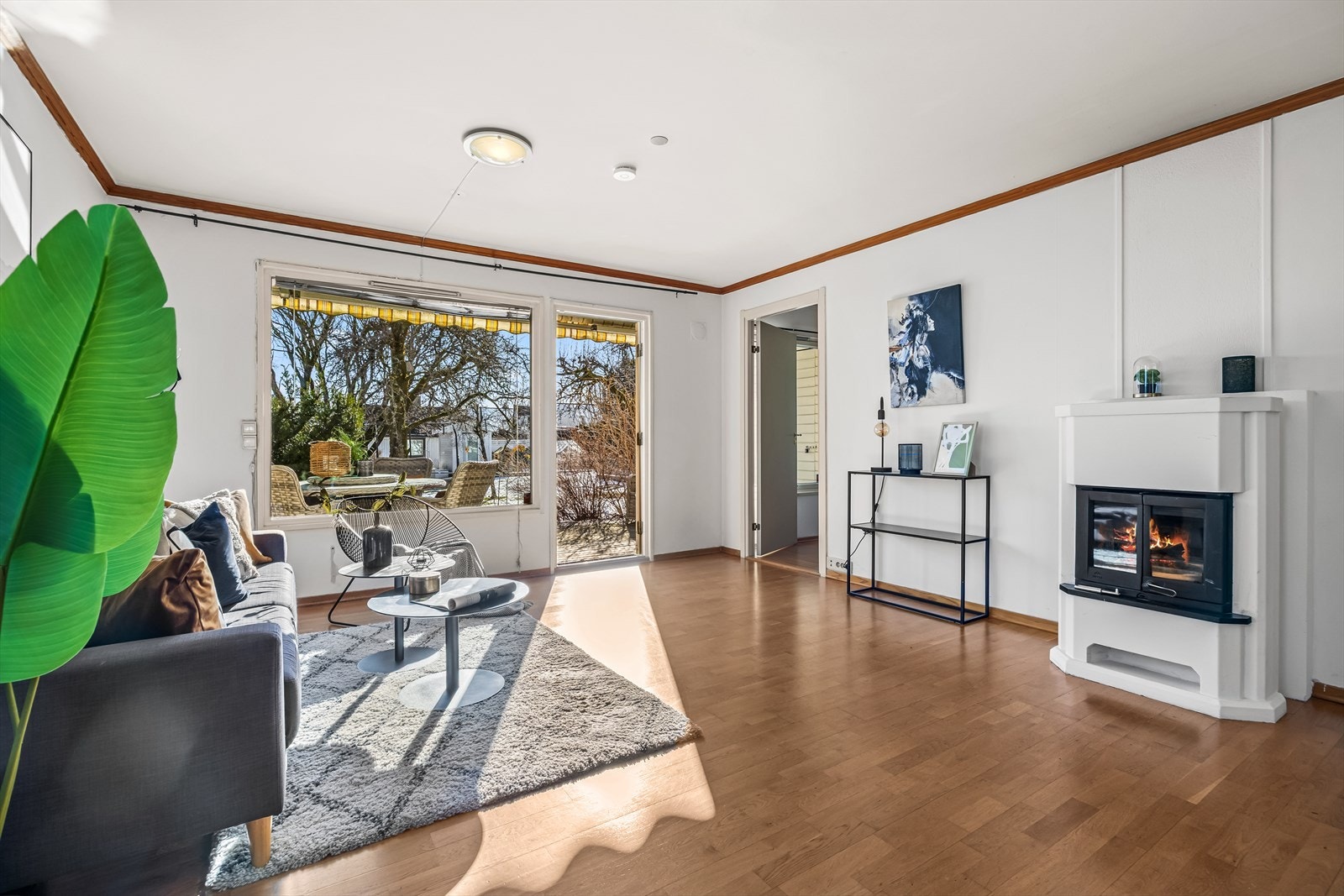 Planløsningen legger til rette for naturlig soneinndeling, med plass til både sofa- og TV-løsning samt en hyggelig spisegruppe for deg og dine gjester. Galleribilde