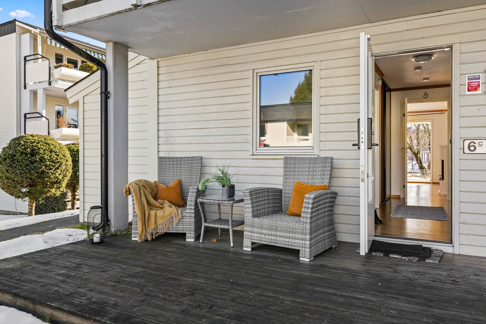 Dette er en 3-roms endeleilighet beliggende praktisk til i første etasje av en flermannsbolig oppført i 1988. Galleribilde