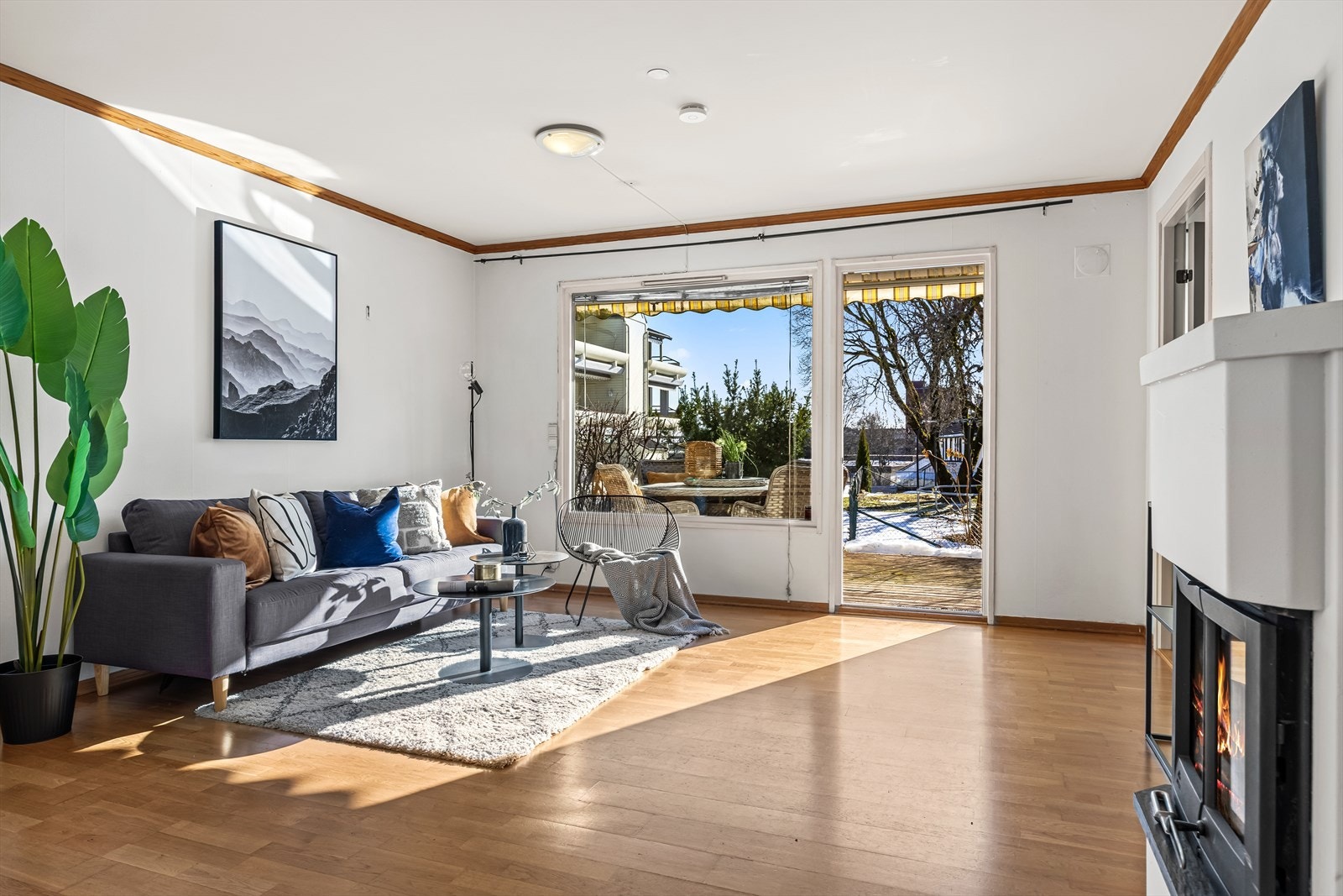 Lys stue med hyggelig peisovn. Galleribilde