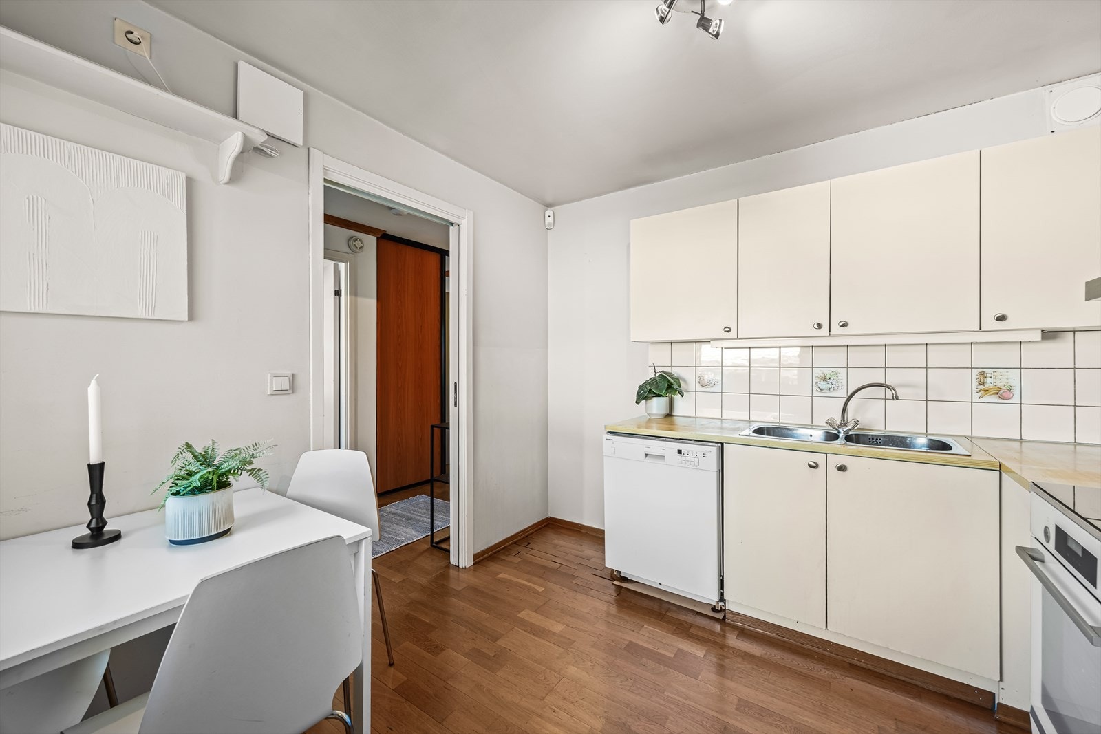 Komfyr og oppvaskmaskin medfølger handelen. Galleribilde