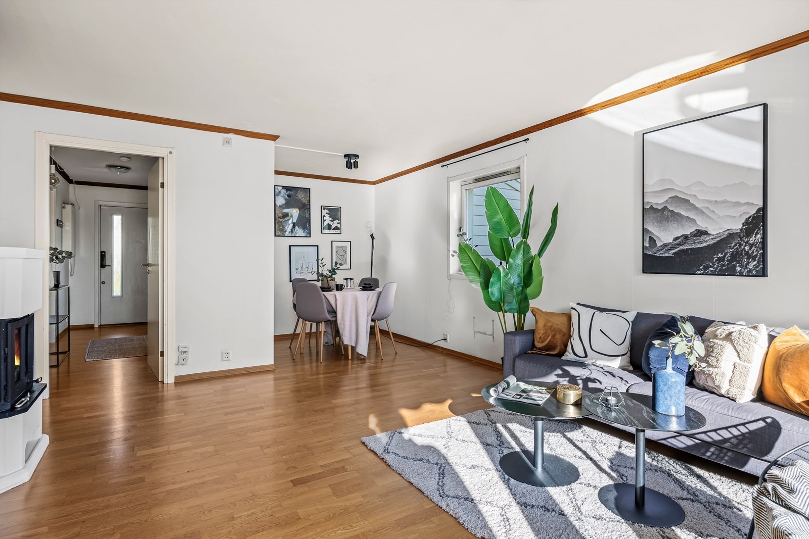 Garasjeplass med elbil-lader medfølger seksjonen. Galleribilde