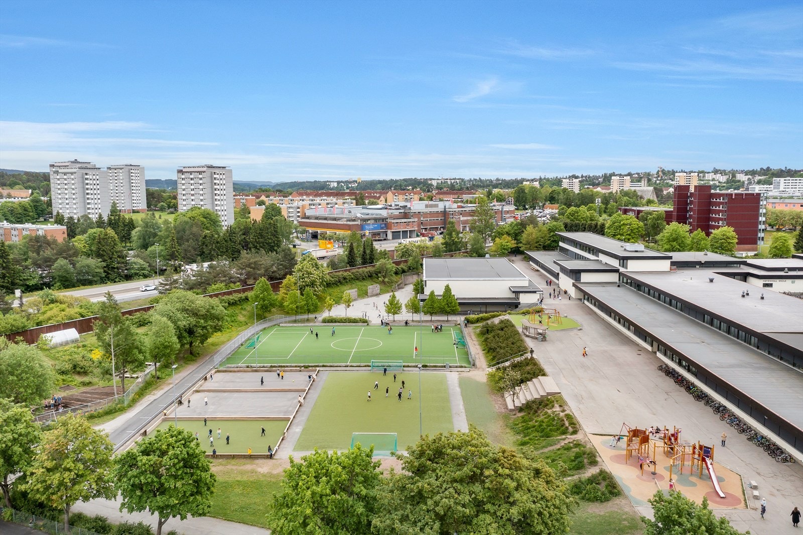 Boligfeltet sokner til Høyenhall barne- og ungdomsskole, som ligger "rett over veien". Galleribilde