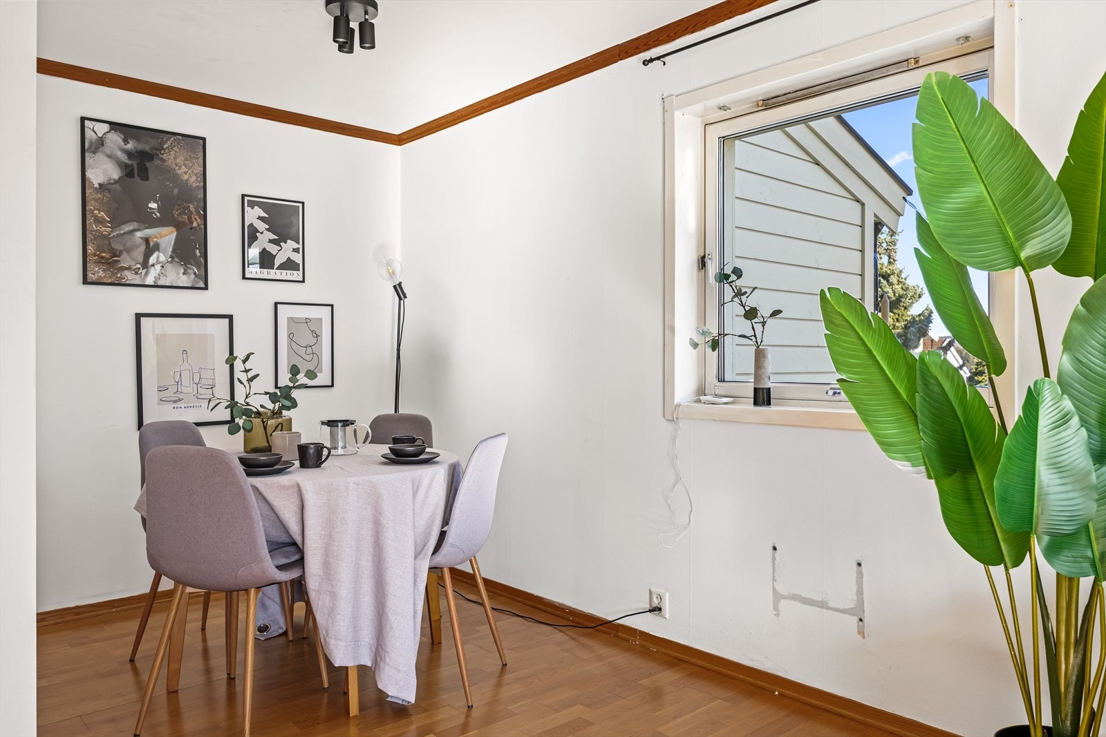 Deler av stuen er opprinnelig godkjent som kott (tilleggsdel) og tatt inn i oppholdsrommet. Galleribilde