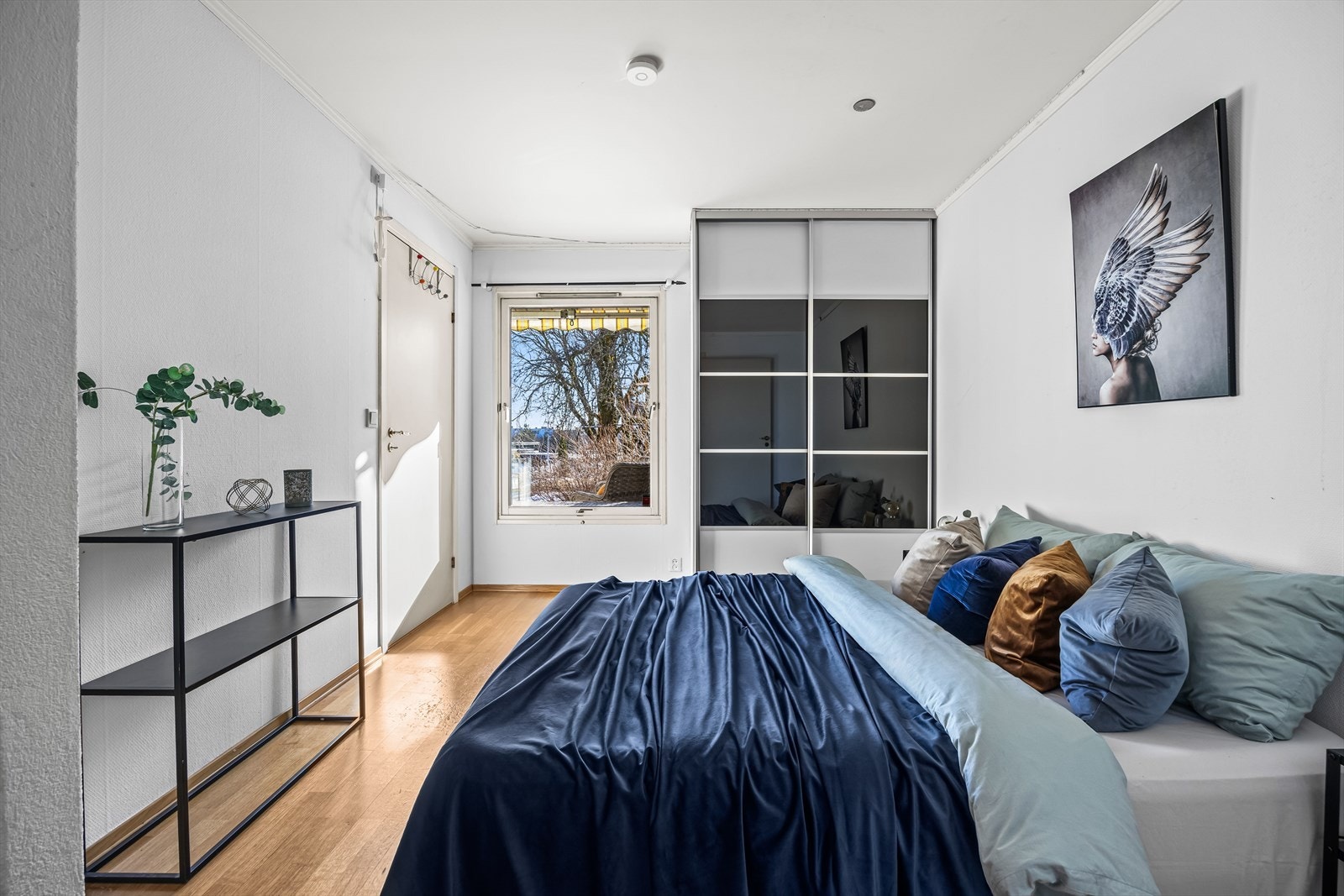 Hovedsoverommet er av fin størrelse med plass til en dobbeltseng, tilhørende nattbord og annet ønskelig møblement. Galleribilde