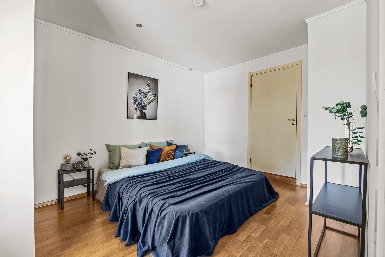 Klær kan pent ryddes bort i garderobeløsning. Galleribilde