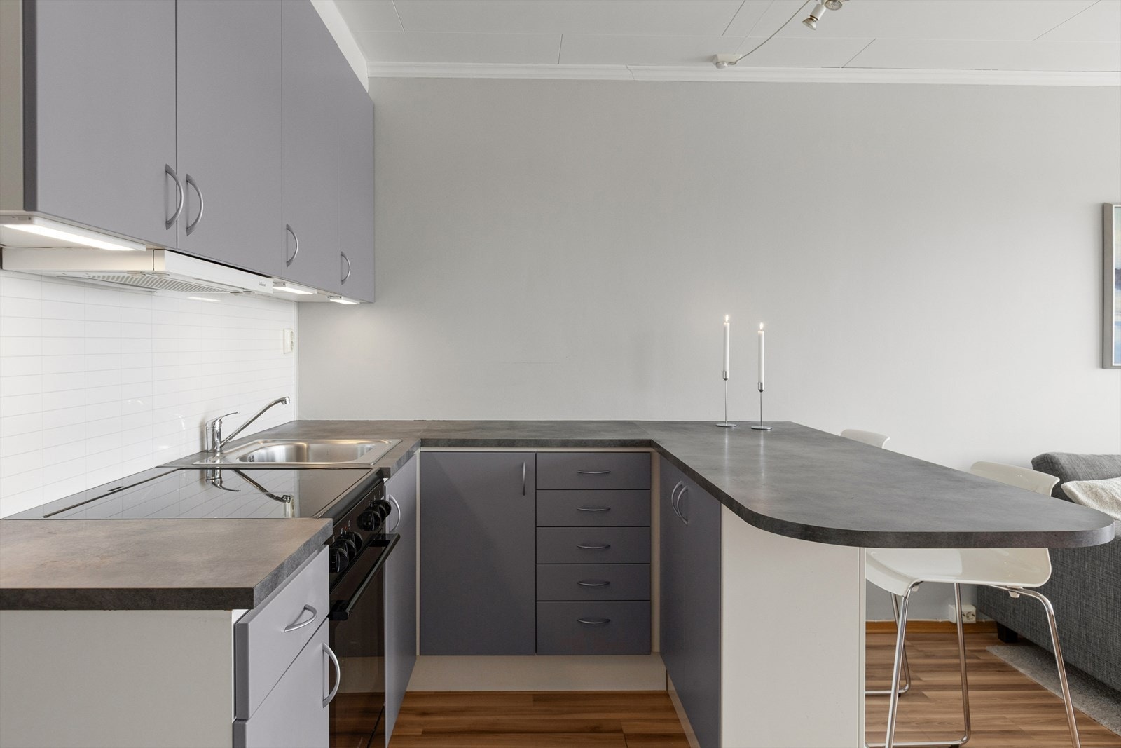 Kombinert kjøl- og fryseskap, samt komfyr med stekeovn, platetopp og ventilator medfølger handelen. Mulighet for å sette inn oppvaskmaskin i innredningen. Galleribilde