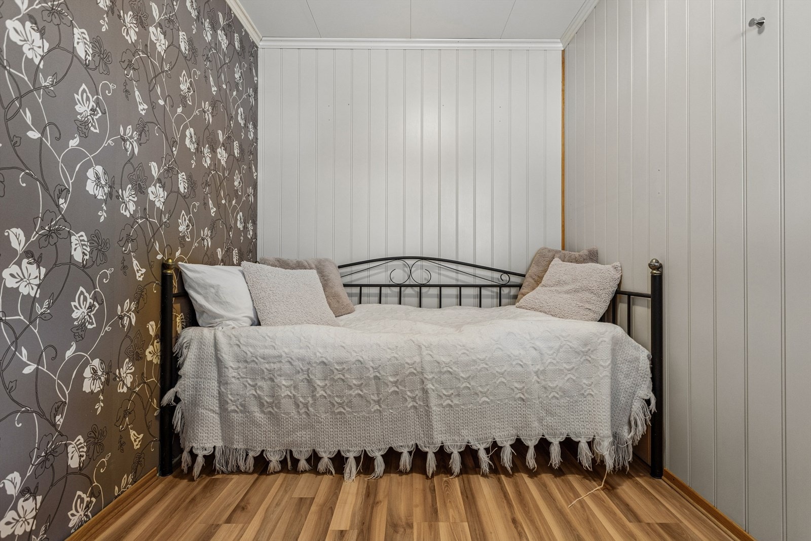 Inngang til soverom via plassbesparende skyvedør. Rommet er vendt mot rolige omgivelser. Galleribilde