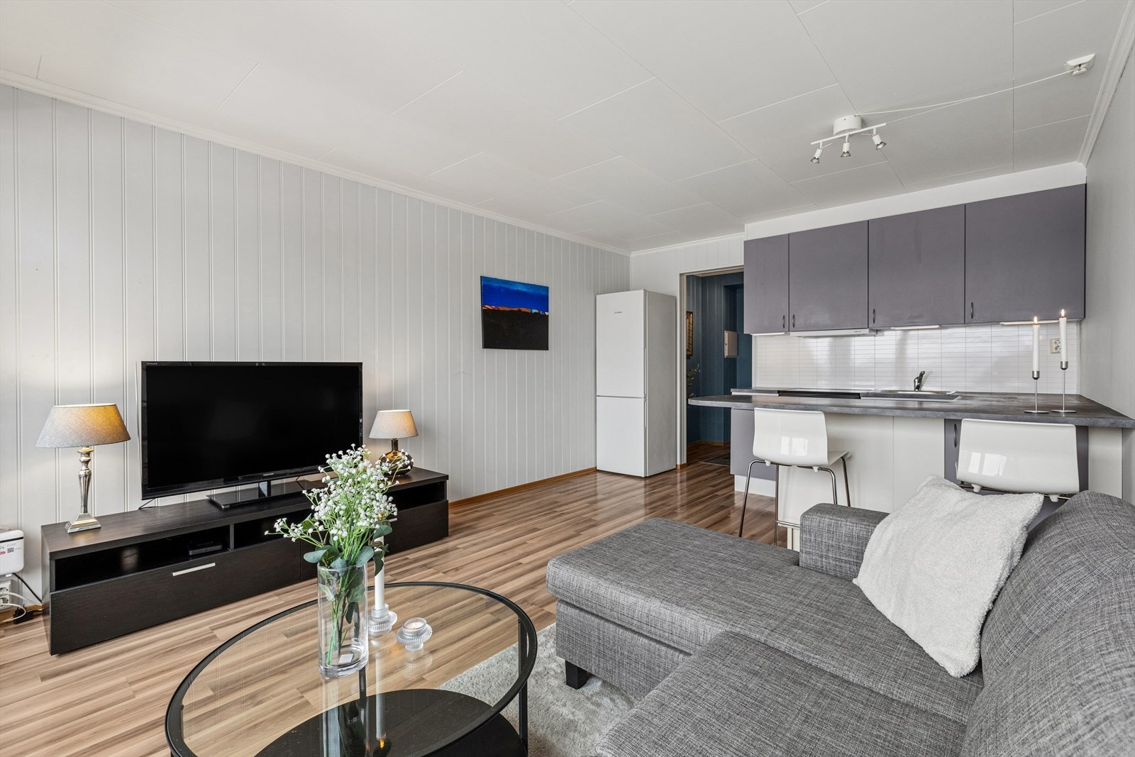 Oppholdsrommet består av en åpen kjøkken/stue-løsning på ca 19 m². Galleribilde