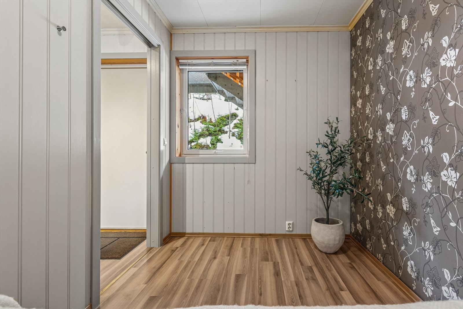 Soverommet er på 5,9 m² og har plass til alle nødvendigheter på et soveværelse. Galleribilde