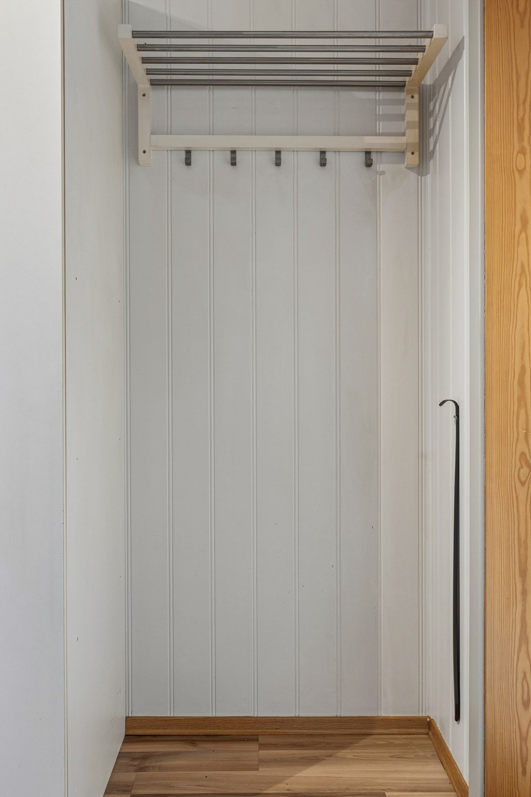 Praktisk innhuk i entréen for ekstra oppbevaring av yttertøy. Galleribilde