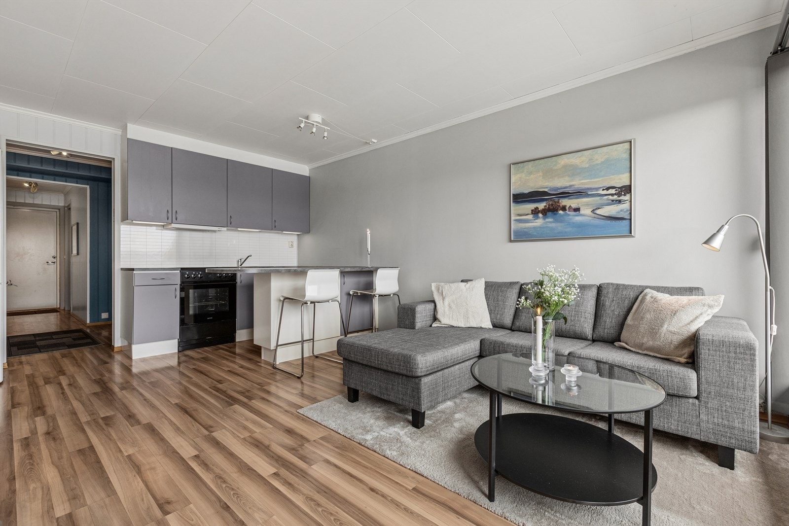 Kjøkkenhalvøya gir ekstra oppbevaring og en praktisk spiseplass, samtidig som det blir et naturlig skille mellom stue og kjøkken. Galleribilde