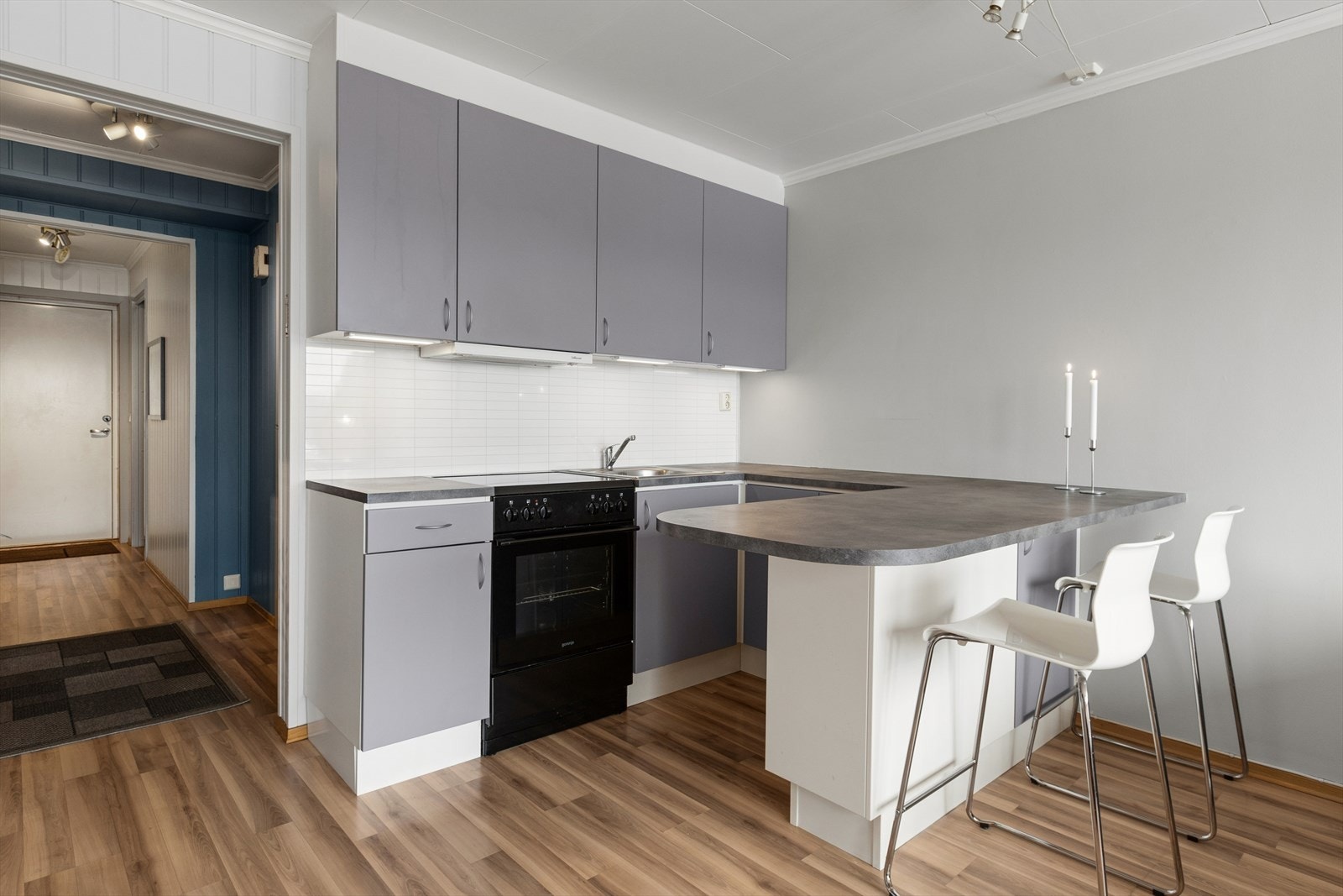 Tidløs kjøkkeninnredning utnyttet med rikelig skap- og benkeplass. Galleribilde