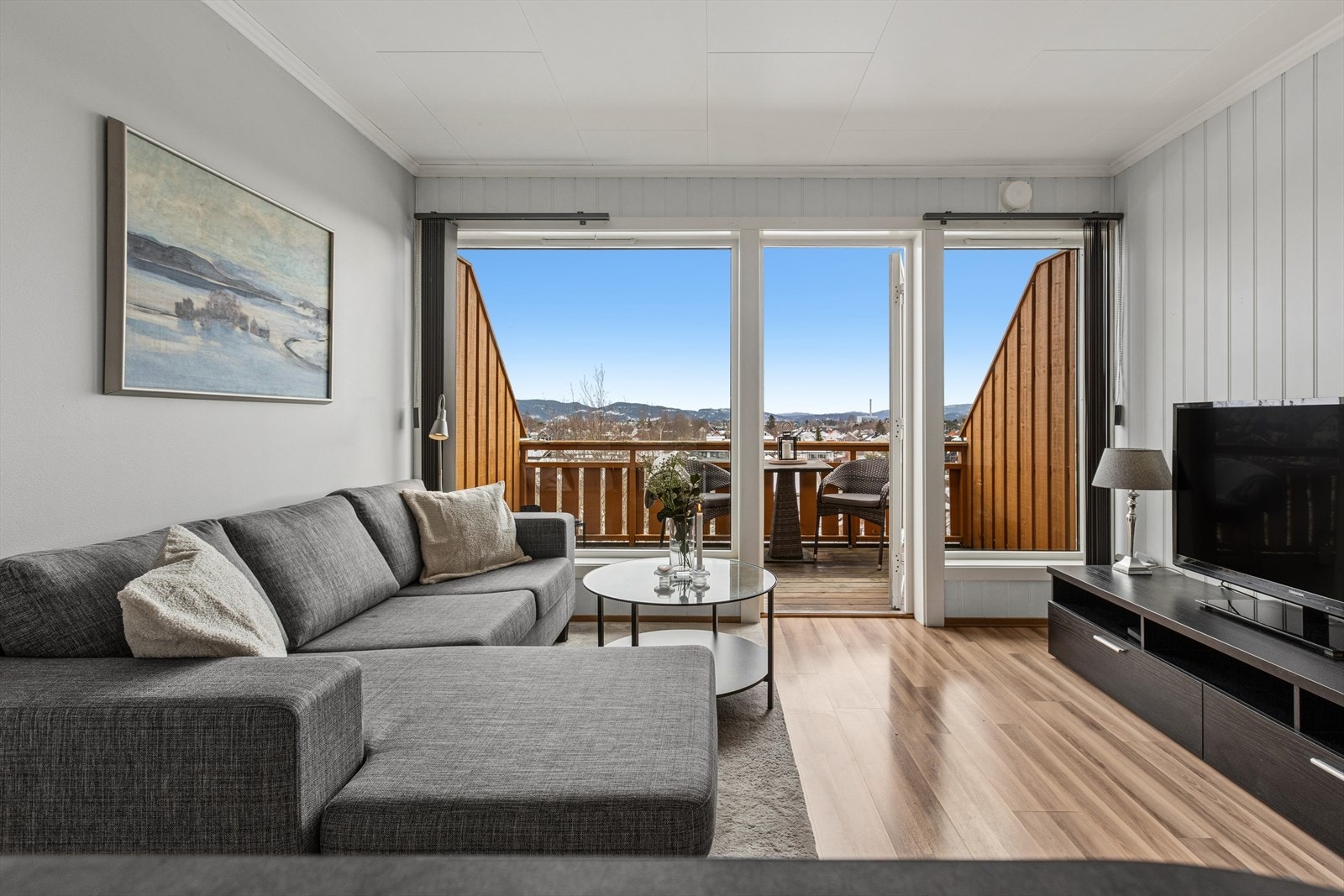 Rommet er holdt i lyse farger og de generøse vindusflatene slipper inn rikelig med naturlig lys. Galleribilde