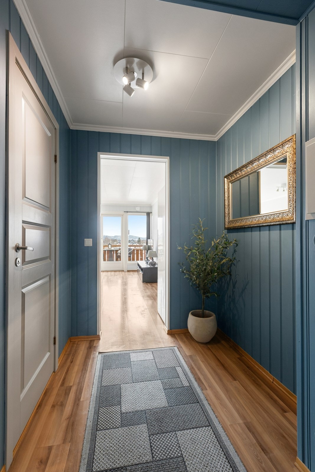 Med leiligheten følger det ekstra bod i kjeller på ca 5 m². Mulighet for parkering på sameiets tomt eller leie av garasjeplass. Galleribilde