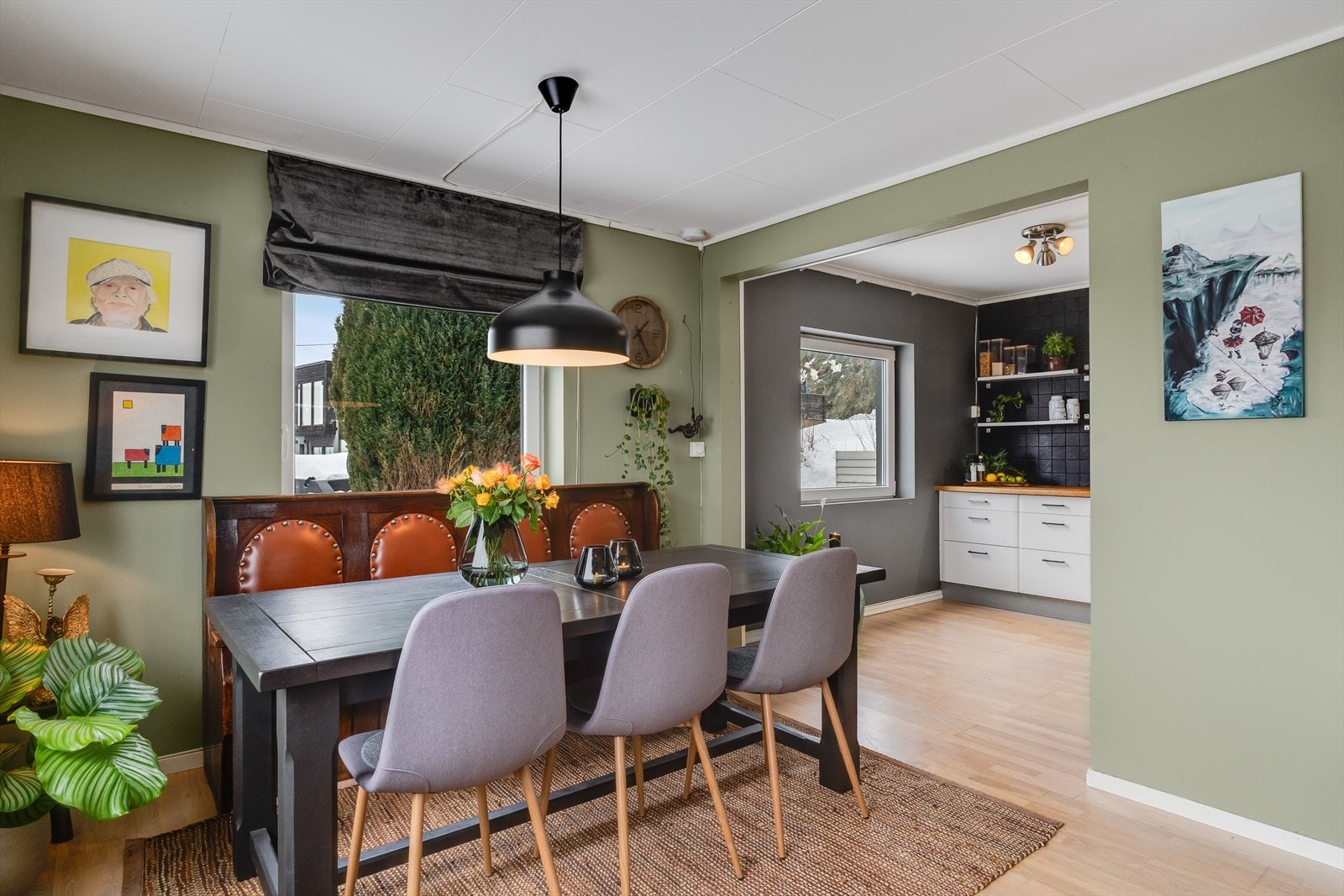 Delvis åpent mot kjøkkenet Galleribilde