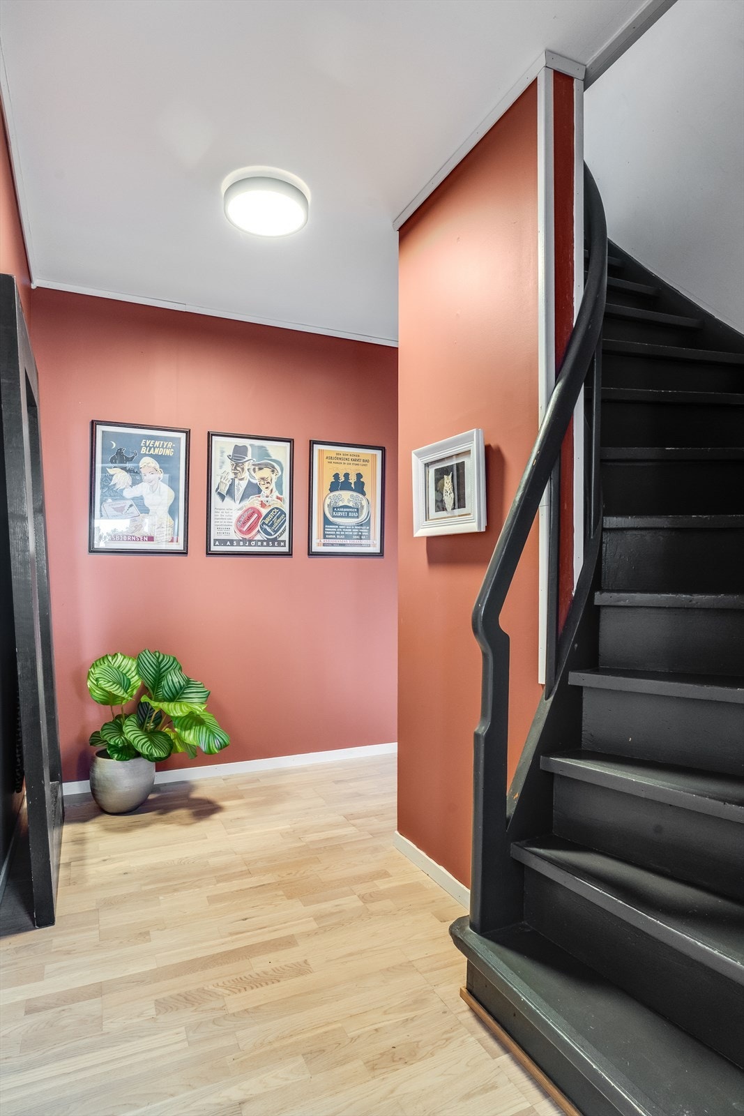 Gang med trapp til loftetasjen Galleribilde