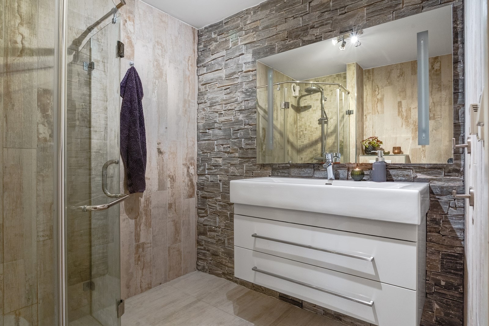 Pent bad på hovedplan med baderomsseksjon, dusj og vegghengt toalett Galleribilde