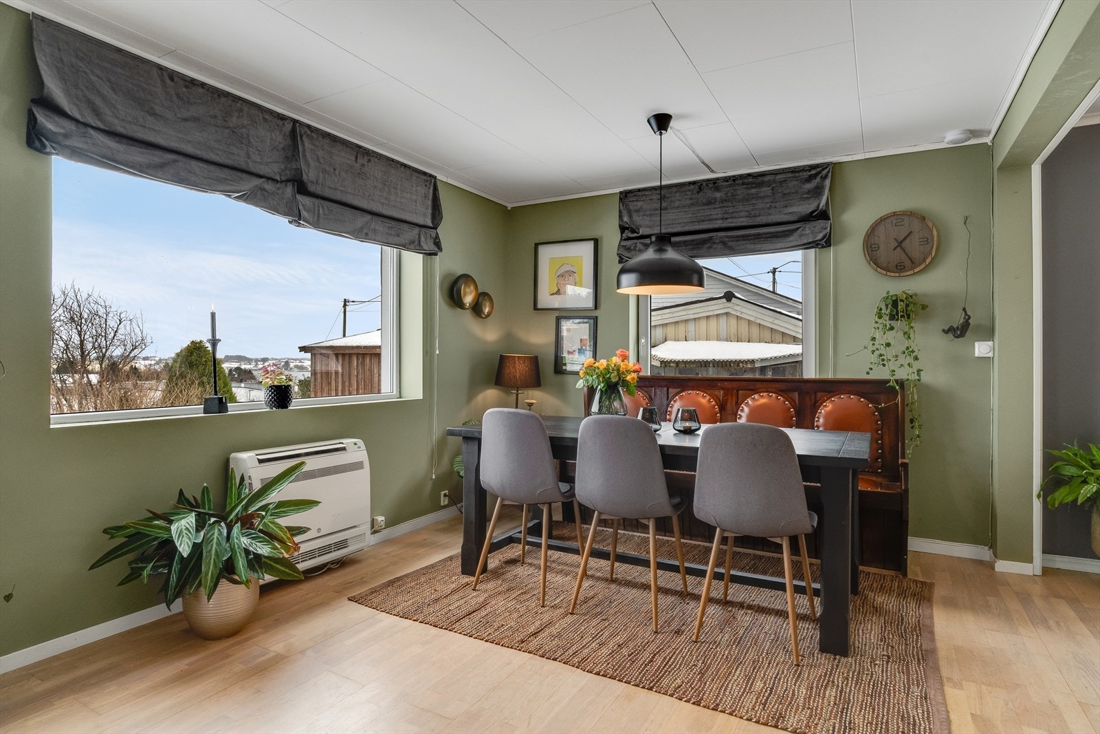 God plass til spisebord i tilknytning til kjøkken Galleribilde