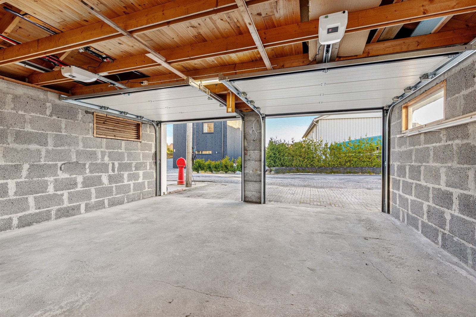 Garasjen gir gode parkerings- og oppbevaringsforhold. Galleribilde