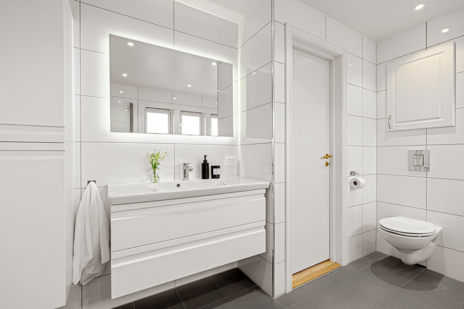 Godt med oppbevaringsplass i baderomsinnredningen. Galleribilde