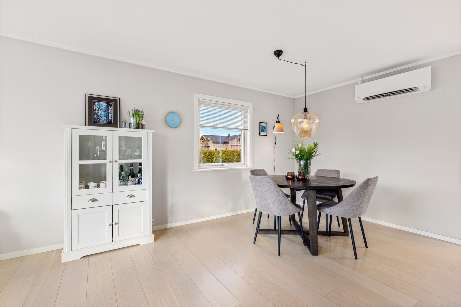 Boligen har varmepumpe i stue/kjøkken og i stuen i 1. etasje. Galleribilde