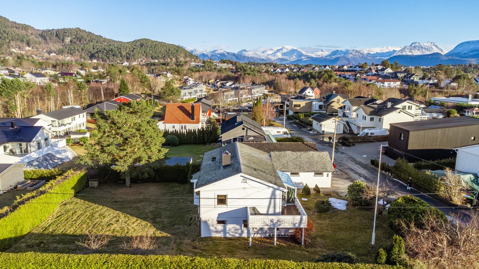 Det er etablert plen og div beplantning rundt boligen. Galleribilde