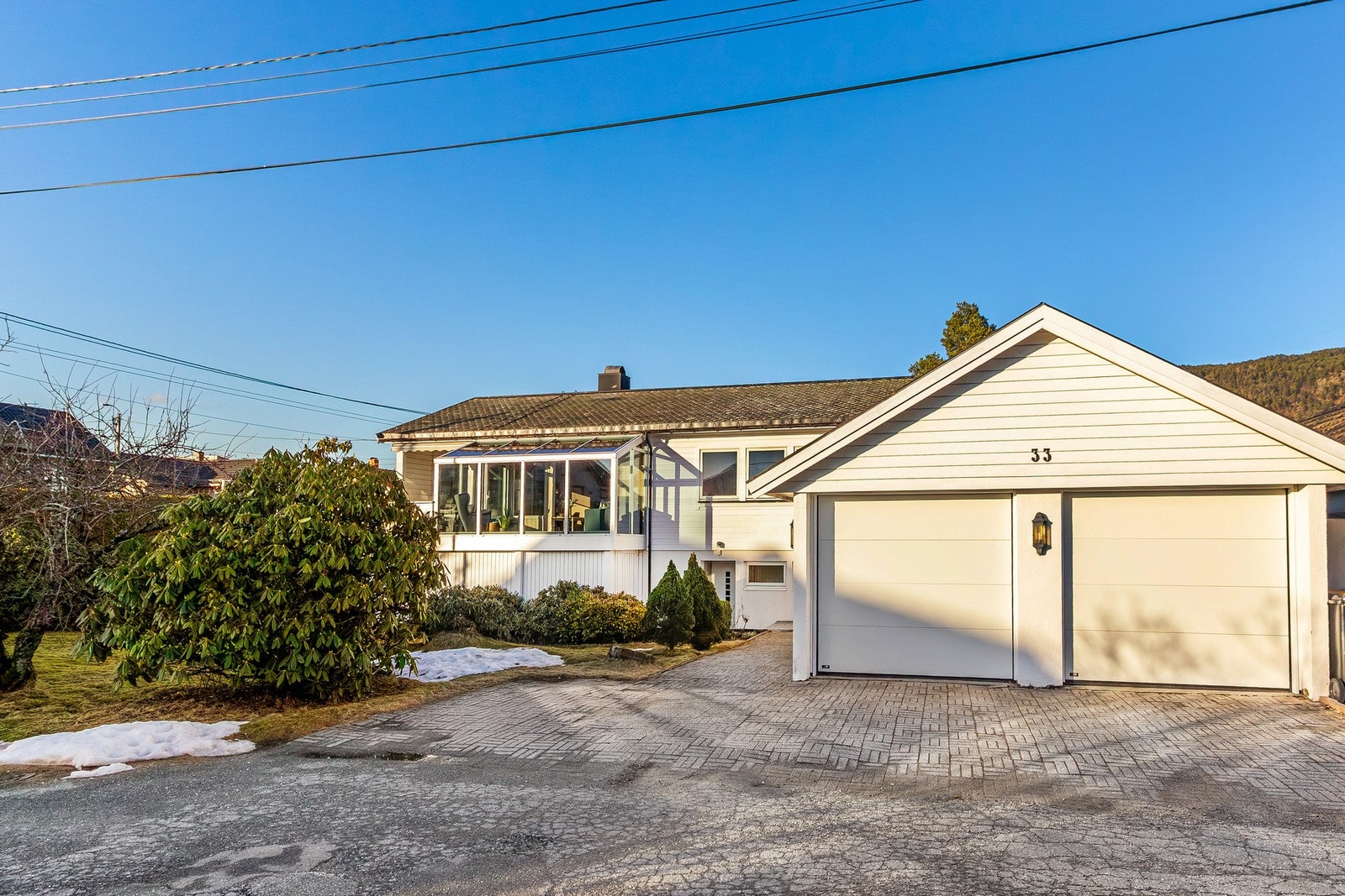 På eiendommen er det oppført en dobbelgarasje på ca. 38 m². Galleribilde