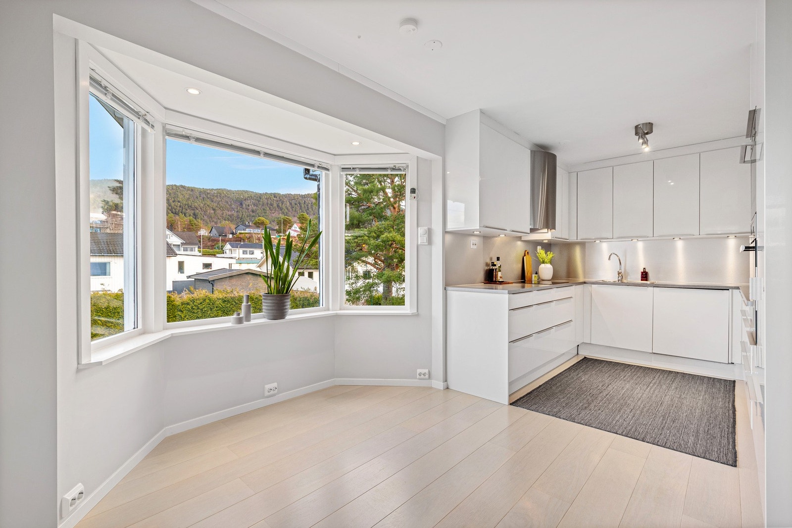 En naturlig sone å plassere spisegruppen i tilknytning kjøkkenet, ved karnappet. Galleribilde